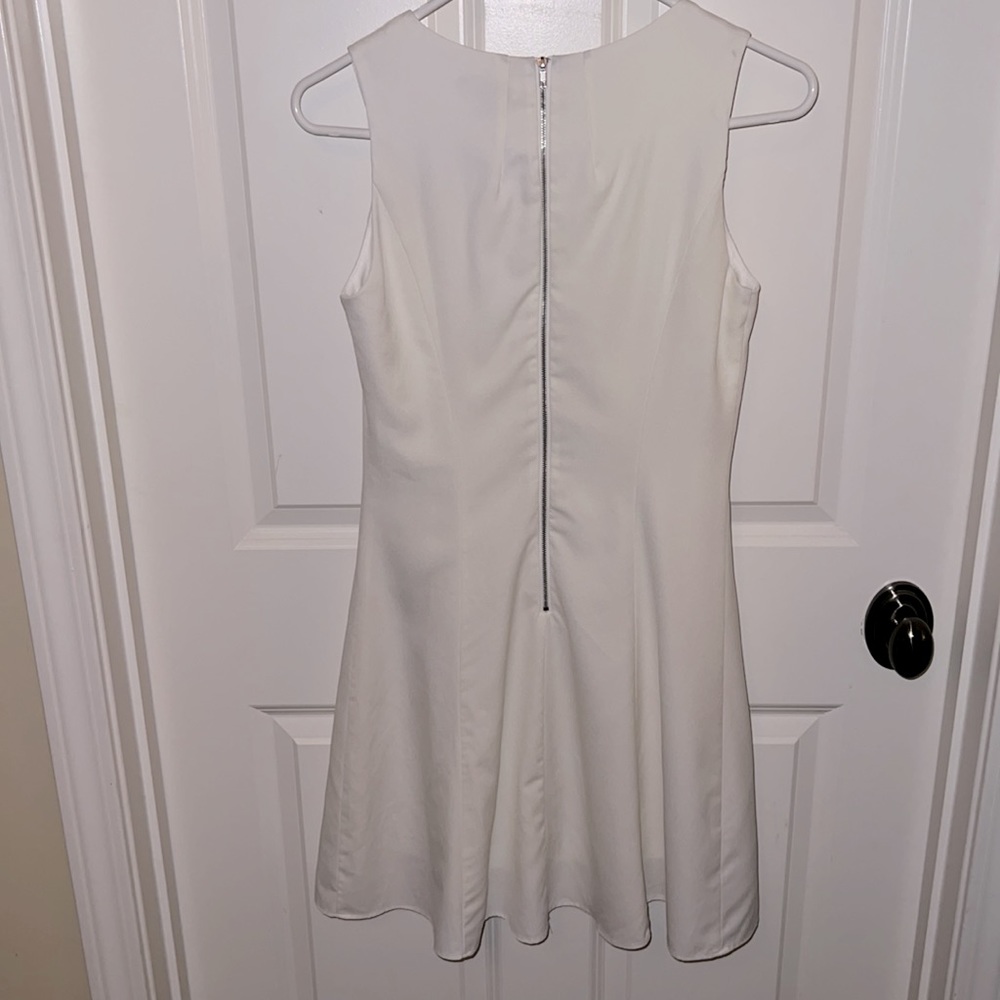 White dress - Picture 4 of 8